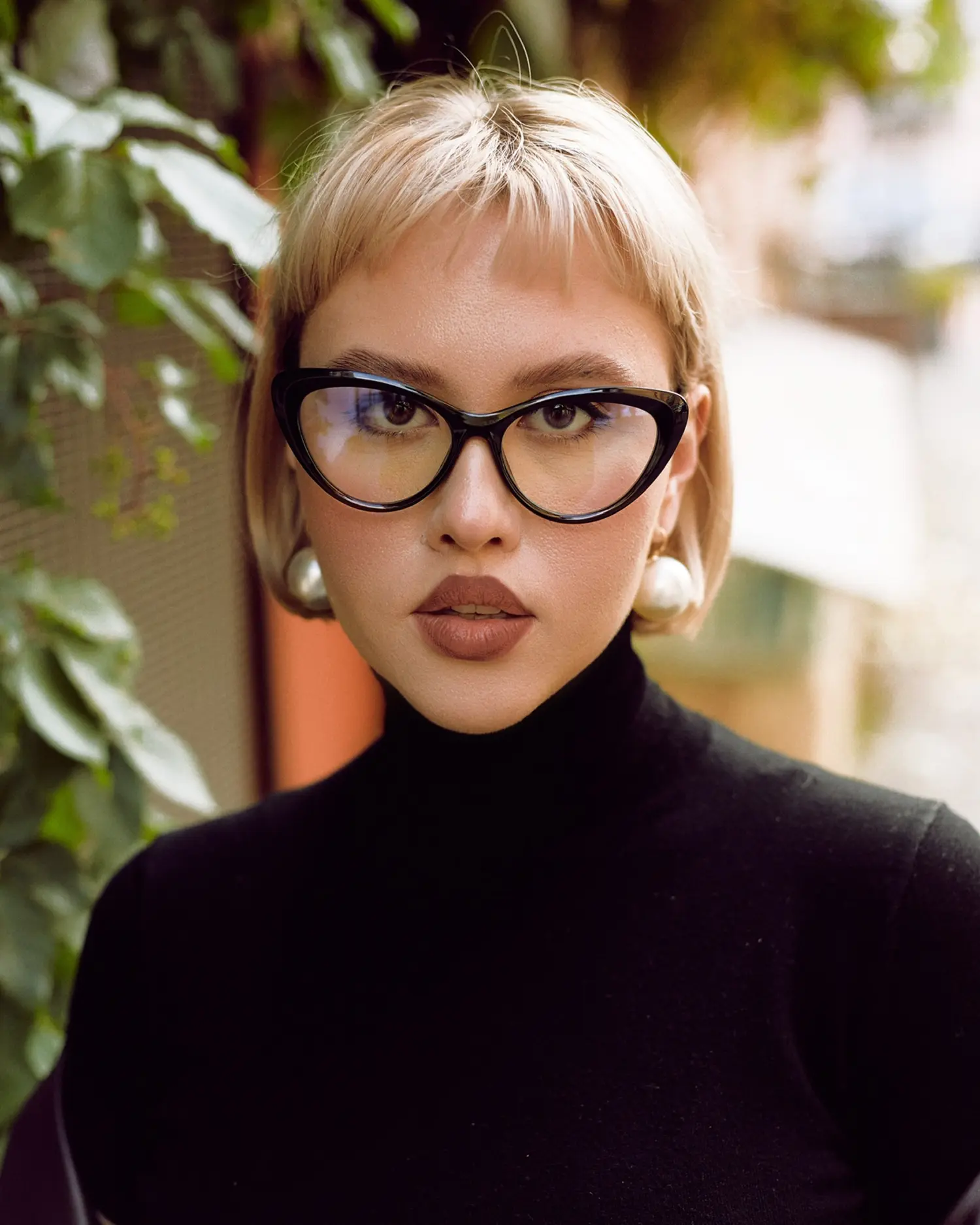Портрет Єлизавети Рачинської — окуляри cat-eye, перлові сережки, чорна водолазка